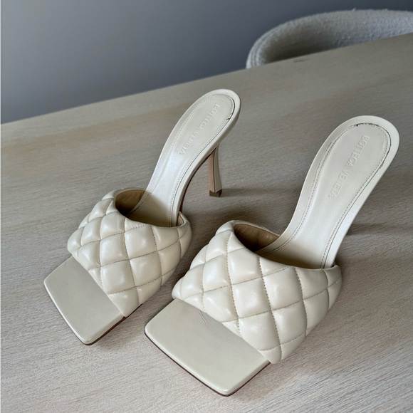 BOTTEGA VENETA 100%AUTHENTIC Embossed rubber slides Color Cream Size 38 - Picture 8 of 9